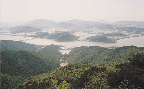 문수산 정상에서 바라본 강화해협과 강화도. 